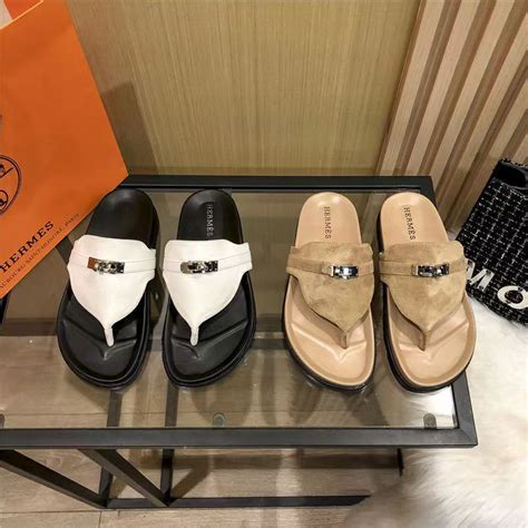 รองเท้าแตะ Hermes ควรติดกันลื่นมั้ยคะ 